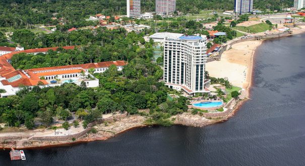 Der Praia Ponta Negra am Rio Negro in Manaus in Brasilien bietet Attraktionen für Jung und Alt مکان های دیدنی مانائوس در برزیل