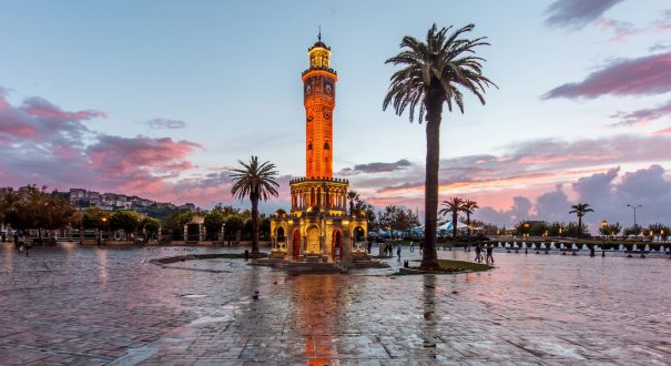 برج ساعت نماد رسمی ازمیر است و در میدان کوناک واقع شده است. این بنا در سال 1901 برای بزرگداشت بیست و پنجمین سالگرد به سلطنت رسیدن عبدالحمید دوم ساخته شد.